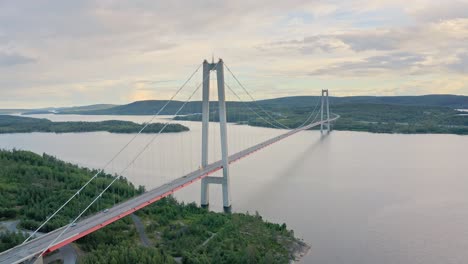 Hermosa-Vista-Sobre-El-Puente-De-La-Costa-Alta-Suecia