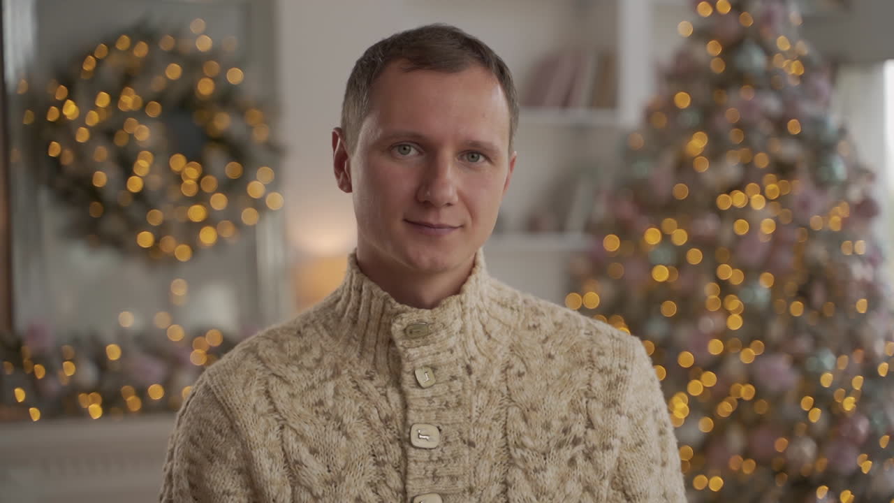 남자는 카메라를 보고 복사 공간으로 웃는다