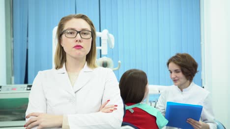 dentista y personal en el consultorio dental