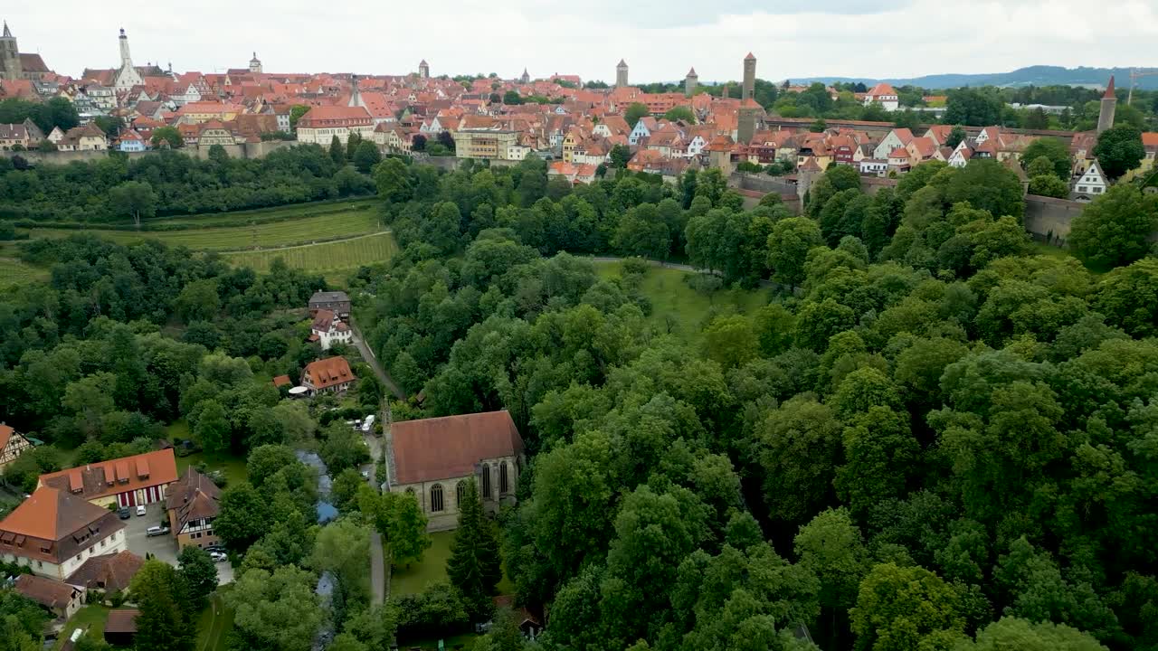 video de drone aéreo de 4k de la iglesia católica de nuestra señora de kobolzell en el río tauber en rothenburg, alemania