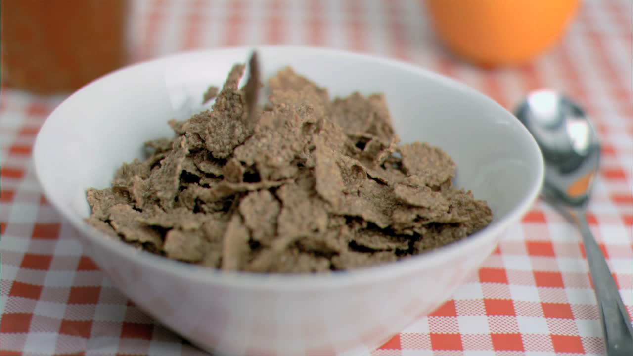 시리얼이 슈퍼 슬로모션으로 떨어지고 있습니다.