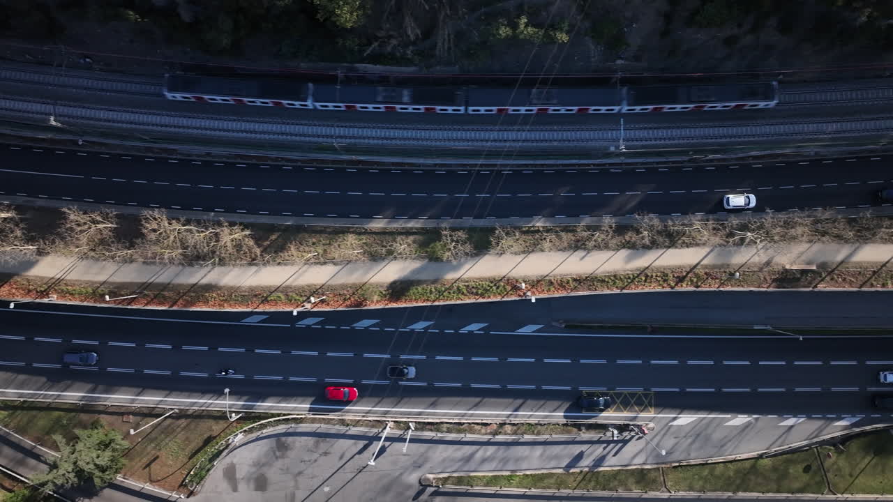 autopista y tren, vehículos hacia el túnel de vallvidrera