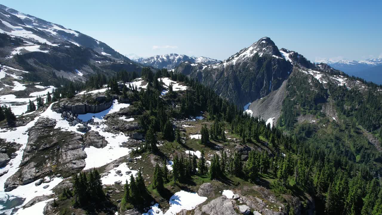 escorrentía de un río desde un arroyo de montaña hasta un lago alpino