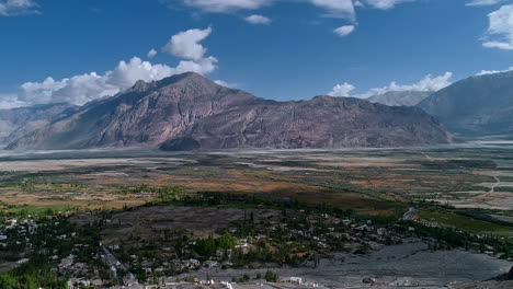 Luftaufnahme-Aus-Der-Vogelperspektive-Einer-Schönen-Kleinen-Himalaya-Dorfsiedlung-In-Einem-Fruchtbaren-Tal