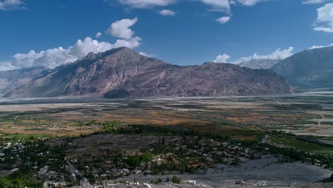 vista aérea a vista de pájaro de un hermoso y pequeño asentamiento del himalaya en un valle fértil