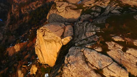 Luftdrohnenaufnahme-Der-Felsigen-Bergspitze