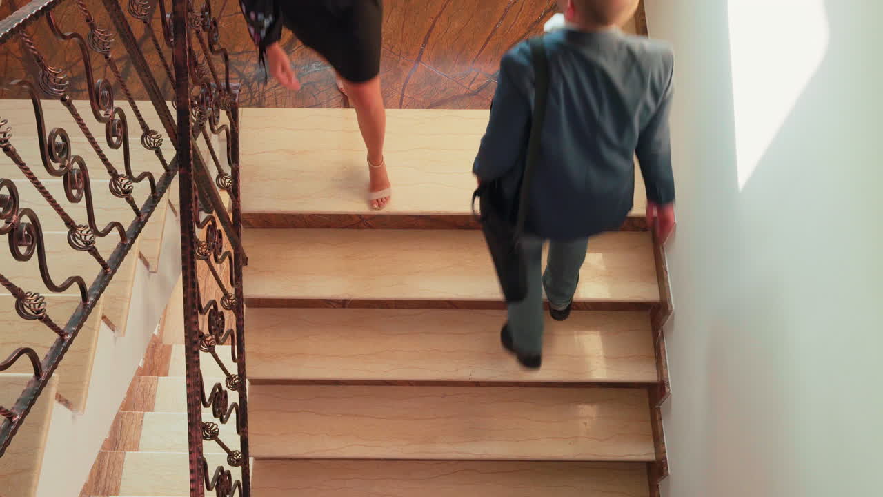 계단에서 움직이는 프로젝트 팀의 면