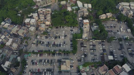 Pueblo-Típico-Del-Sur-De-China-Con-Un-Gran-Estacionamiento-En-El-Medio-En-Un-área-Urbana-Con-Algo-De-Madera-Alrededor