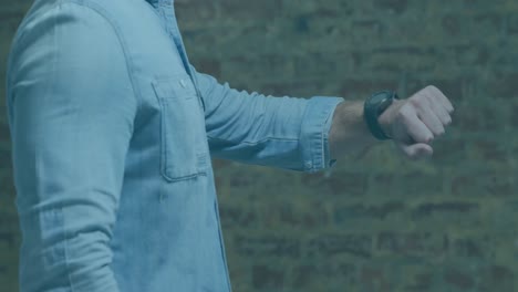 animación del procesamiento de datos en las pantallas sobre el hombre caucásico comprobando el reloj inteligente