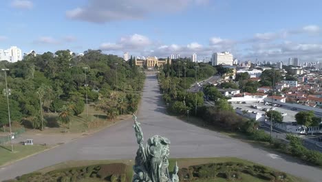 Un-Tiro-Inclinado-Hacia-Arriba-De-Un-Monumento-A-La-Independencia-Del-Monumento-Ipiranga-En-El-Parque-De-La-Independencia