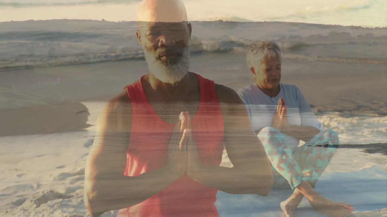 Uomo che medita sulla spiaggia, la telecamera si allontana rivelando il partner sul tappetino, con una banda che si dissolve su di loro