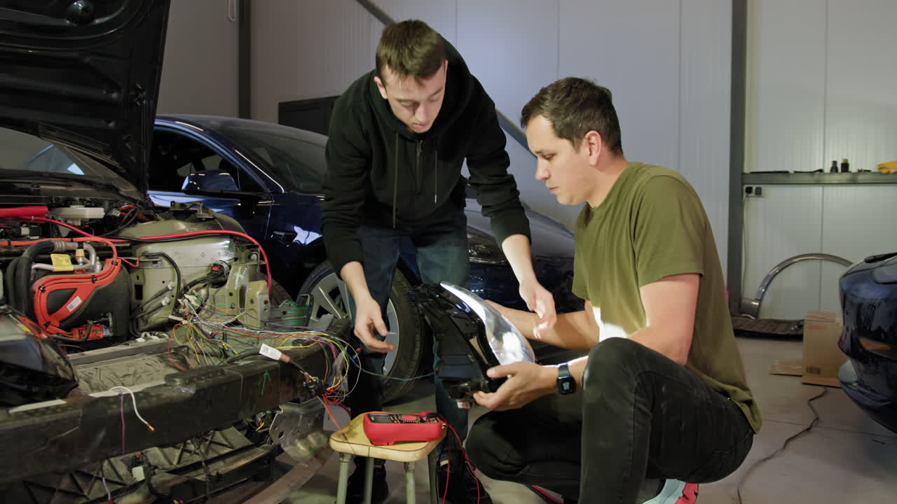 reparación de automóviles eléctricos en un garaje