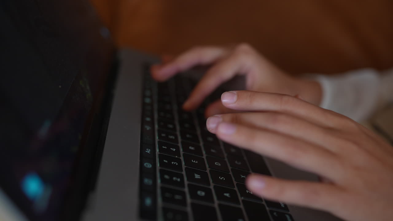 primer plano de las manos escribiendo en un teclado de portátil