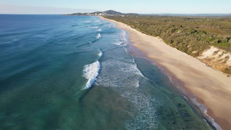 Antena-Sobre-Aguas-Azules-Brillantes-Y-Arenas-Doradas-De-Coolum-Beach-En-Queensland,-Australia