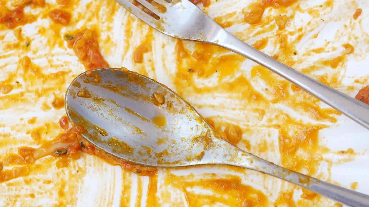 plato vacío después de comer en la mesa,