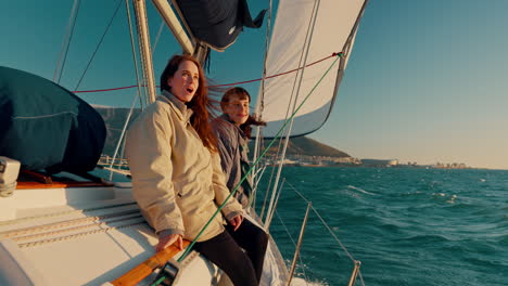 vela, barco y amigos en el mar para la aventura