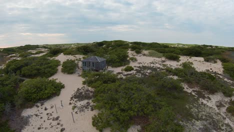 Fpv-Drohne-Aufnahme-Von-Dune-Shack-An-Einem-Warmen-Sommertag-Am-Ende-Des-Dune-Shack-Trail-In-Provincetown,-Cape-Cod,-Massachusetts