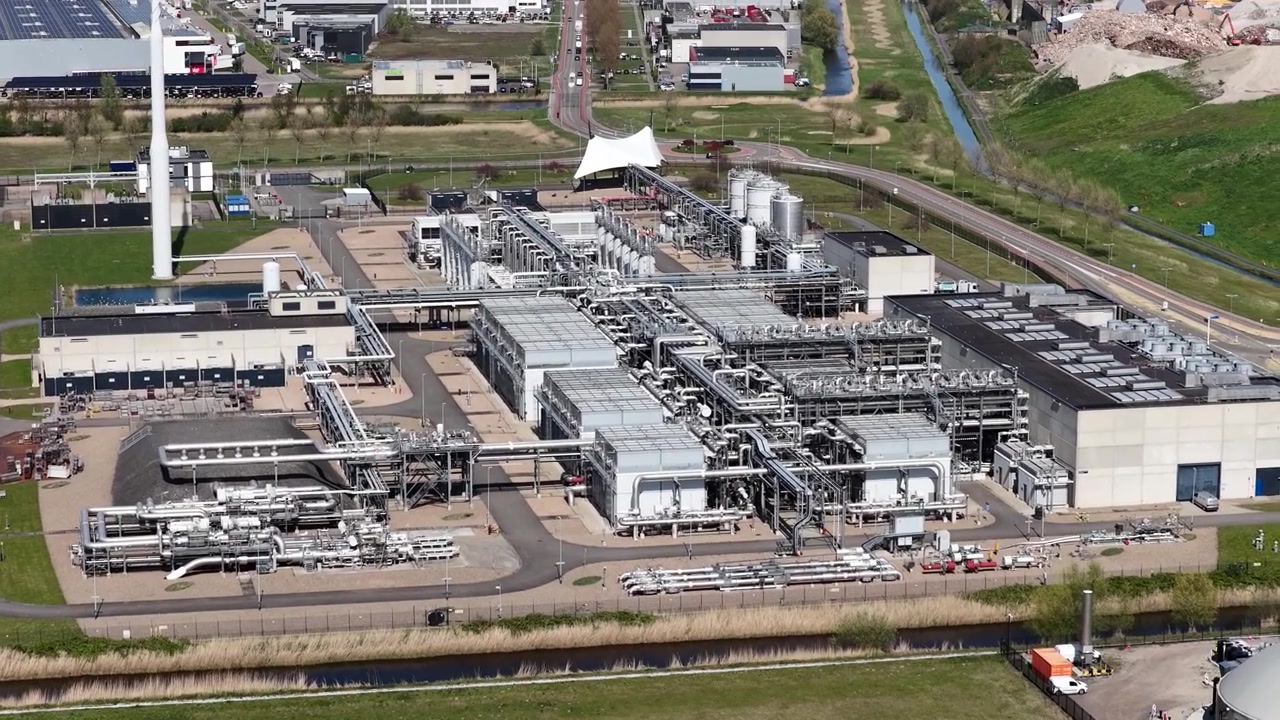 Vista aerea dell'impianto di stoccaggio di gas di punta ad Alkmaar, che mostra lo stoccaggio di gas naturale, condotte, compressori e infrastrutture energetiche nei Paesi Bassi.