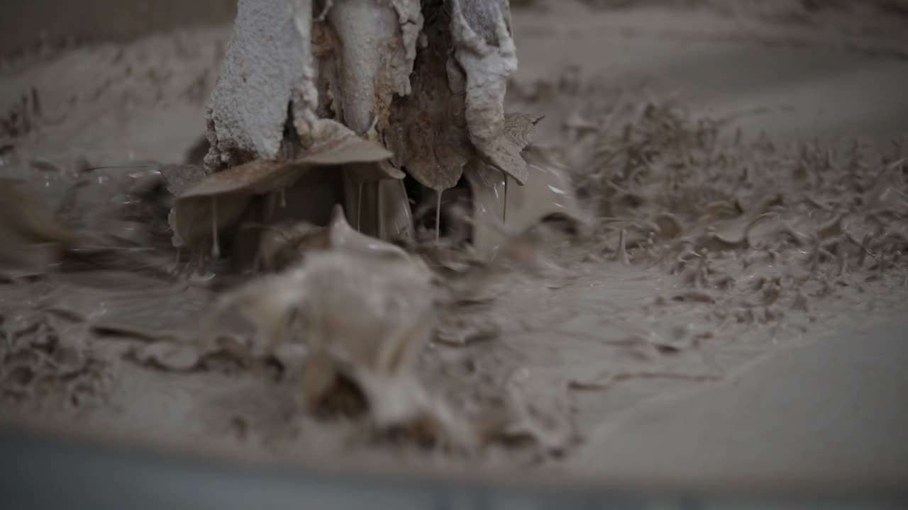 완성된 타일에 들어가는 기본 재료는 점토, 모래 및 장석입니다.