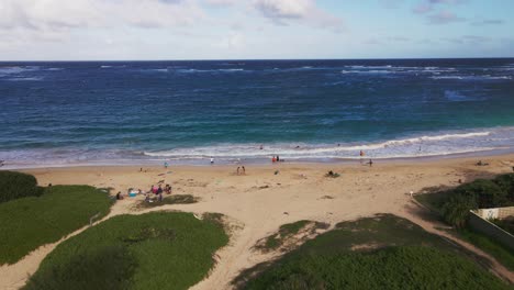 Drohne-Fliegt-Vom-Strand-Von-Hukilau-In-Richtung-Des-Atemberaubenden-Meerblicks