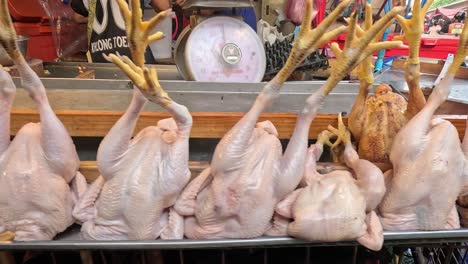 vista secuencial de pollos en un puesto de mercado