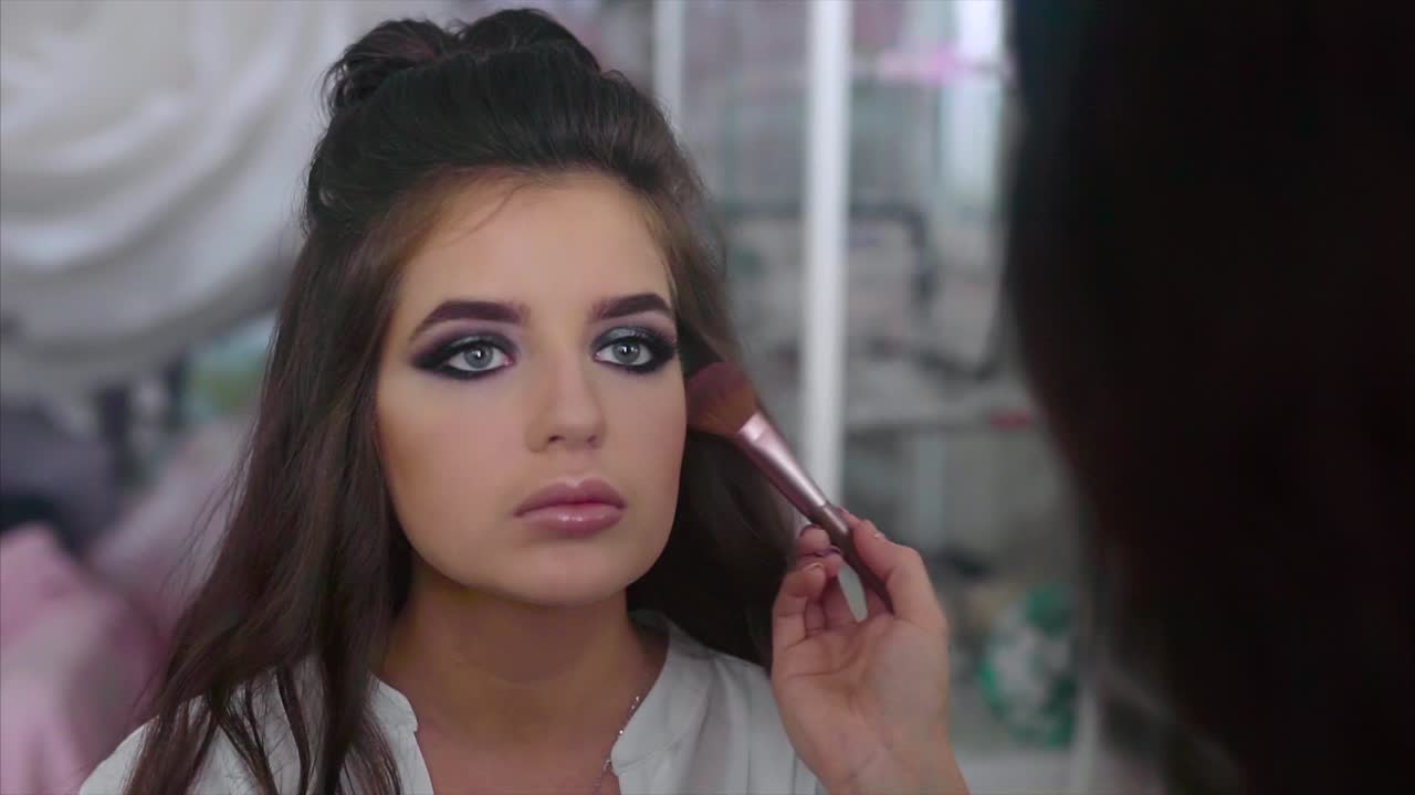 artista de maquillaje aplicando maquillaje