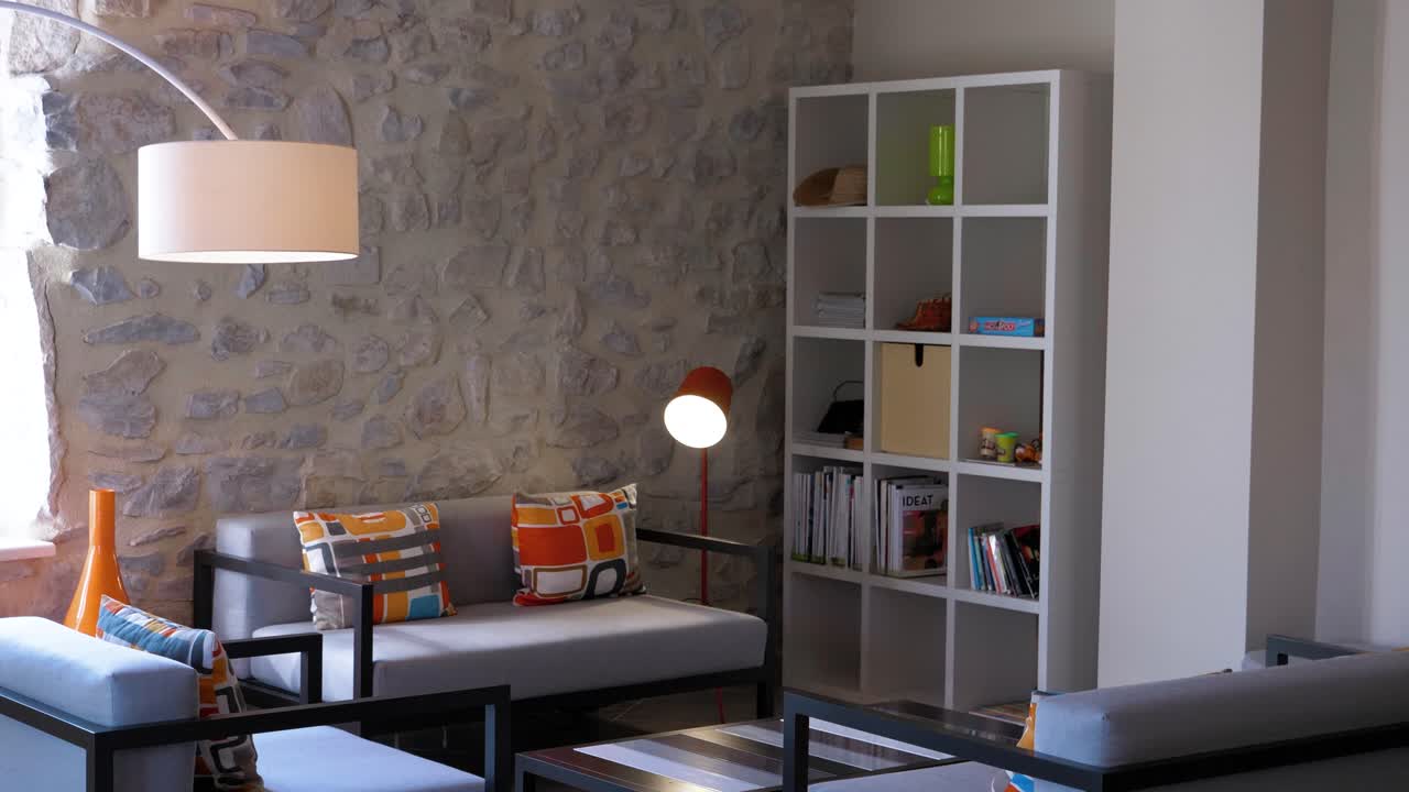 toma ascendente de un rincón de lectura tranquilo y relajante