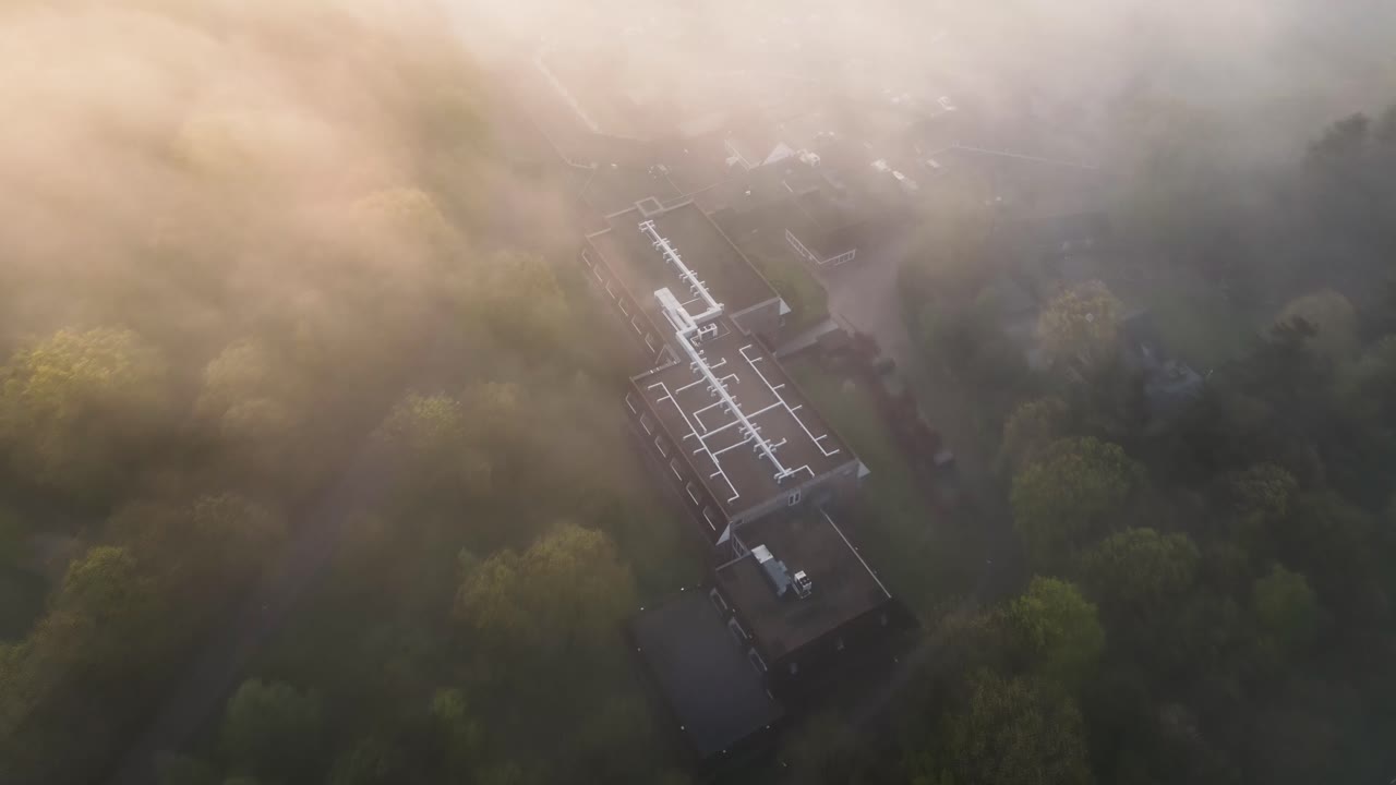 건물 단지 의 안개 로 된 공중 사진