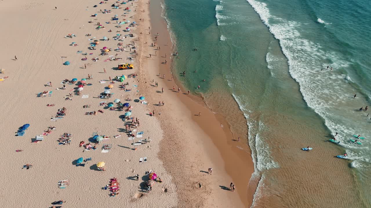 Vista aérea de uma praia lotada