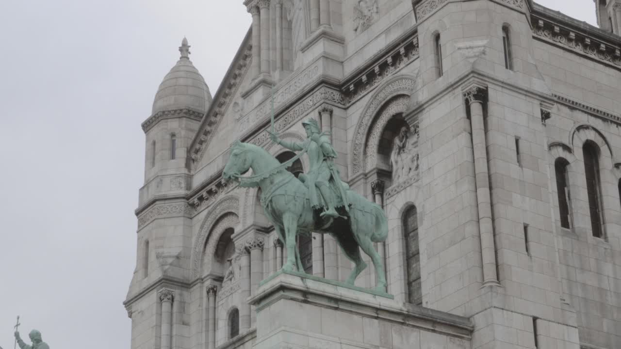 большое здание со статуей лошади и всадника на вершине