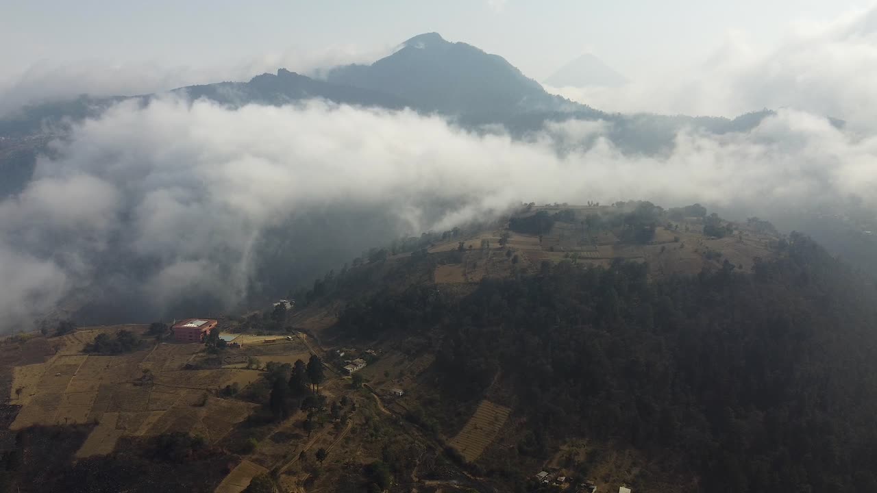 nubes flotando sobre las cumbres de las montañas campos de agricultura en guatemala