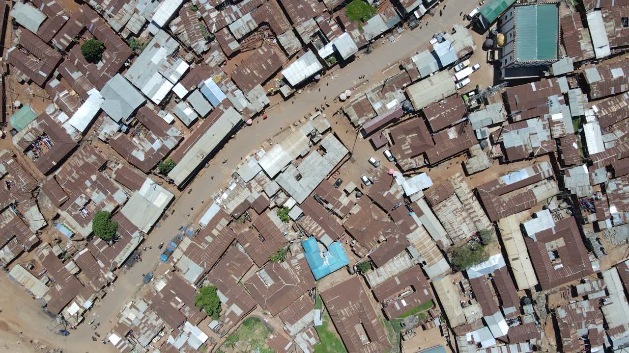 vista de drones: pobres casas con techo de hojalata de los barrios marginales de kibera en kenia