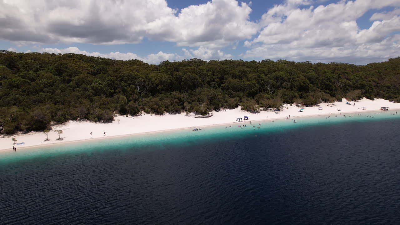 pan drone shot of lake mckenzie, austrália, dezembro, verão