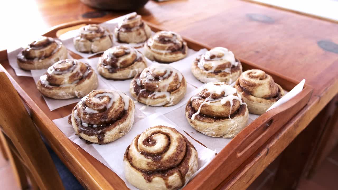 신선 하게 구운 간장  이 설탕 으로 글래싱 되고 있다