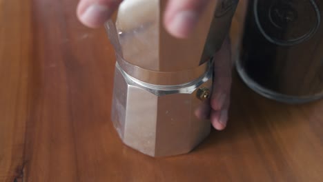 granos de café frescos en la olla de moka listos para la elaboración