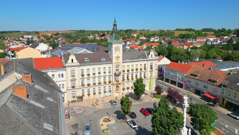 rathaus in mistelbach, niederösterreich, österreich - drohne fliegt nach vorne