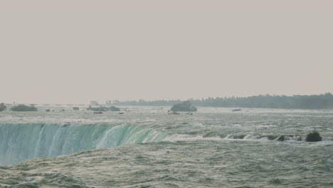 Impresionante-Vista-De-La-Cima-De-Las-Cataratas-Del-Niágara-En-Ontario,-Canadá---Plano-Amplio