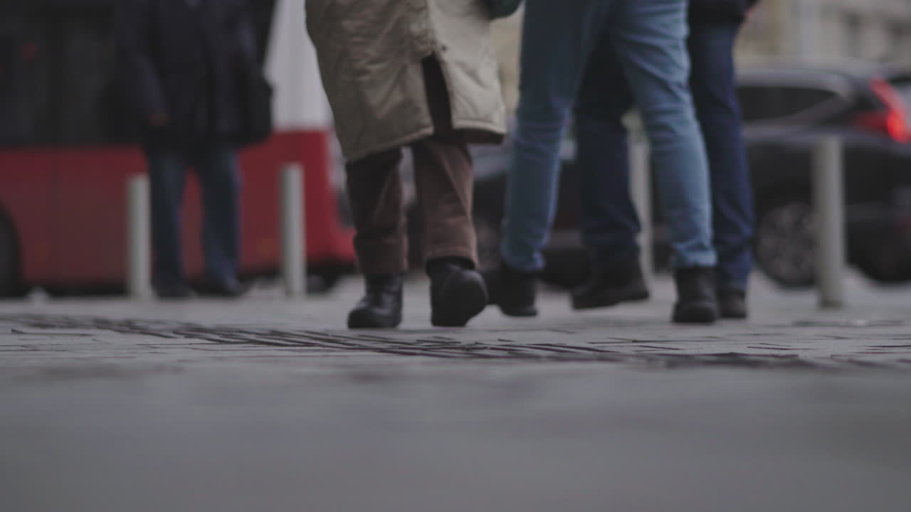 Pedoni che camminano su una strada cittadina