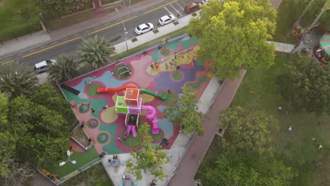 un patio de juegos para niños en el parque de la ciudad de buenos aires