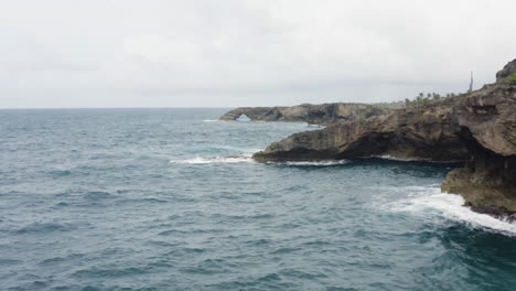 acantilados costeros y playas en cueva del indio en las piedras, puerto rico - toma aérea de drones
