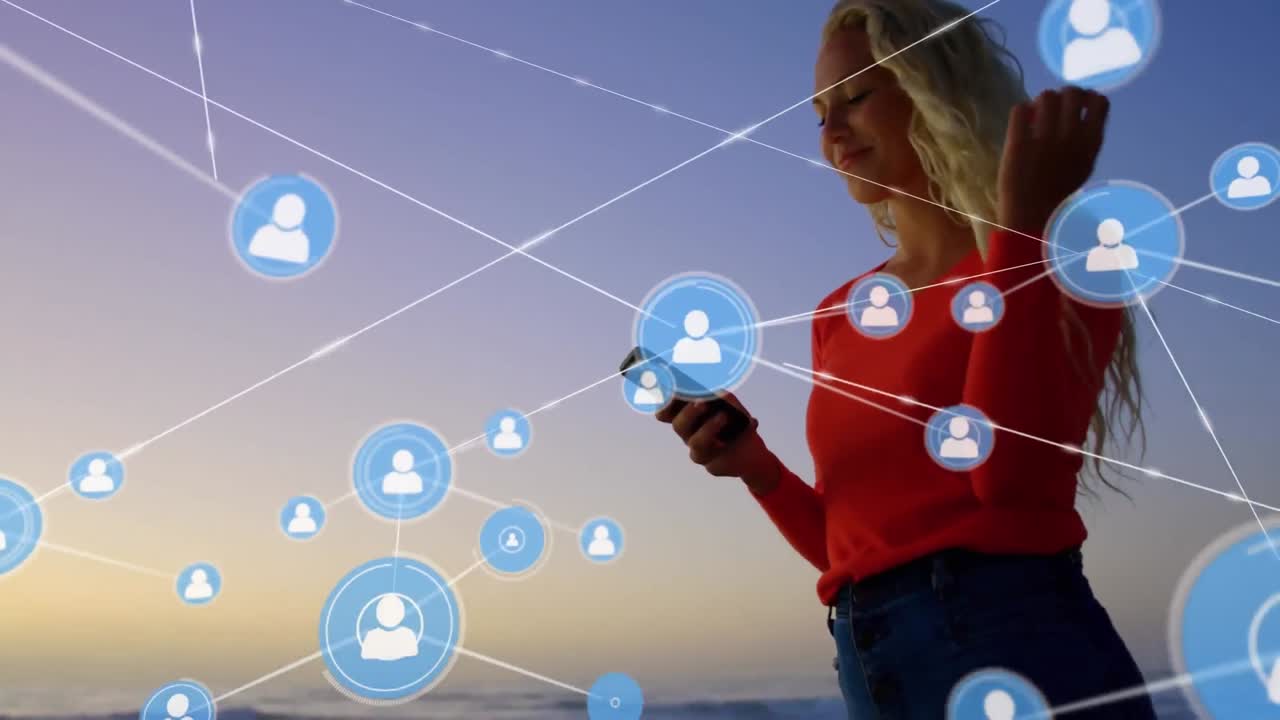 animación de la red de conexiones sobre la mujer usando el teléfono en la playa