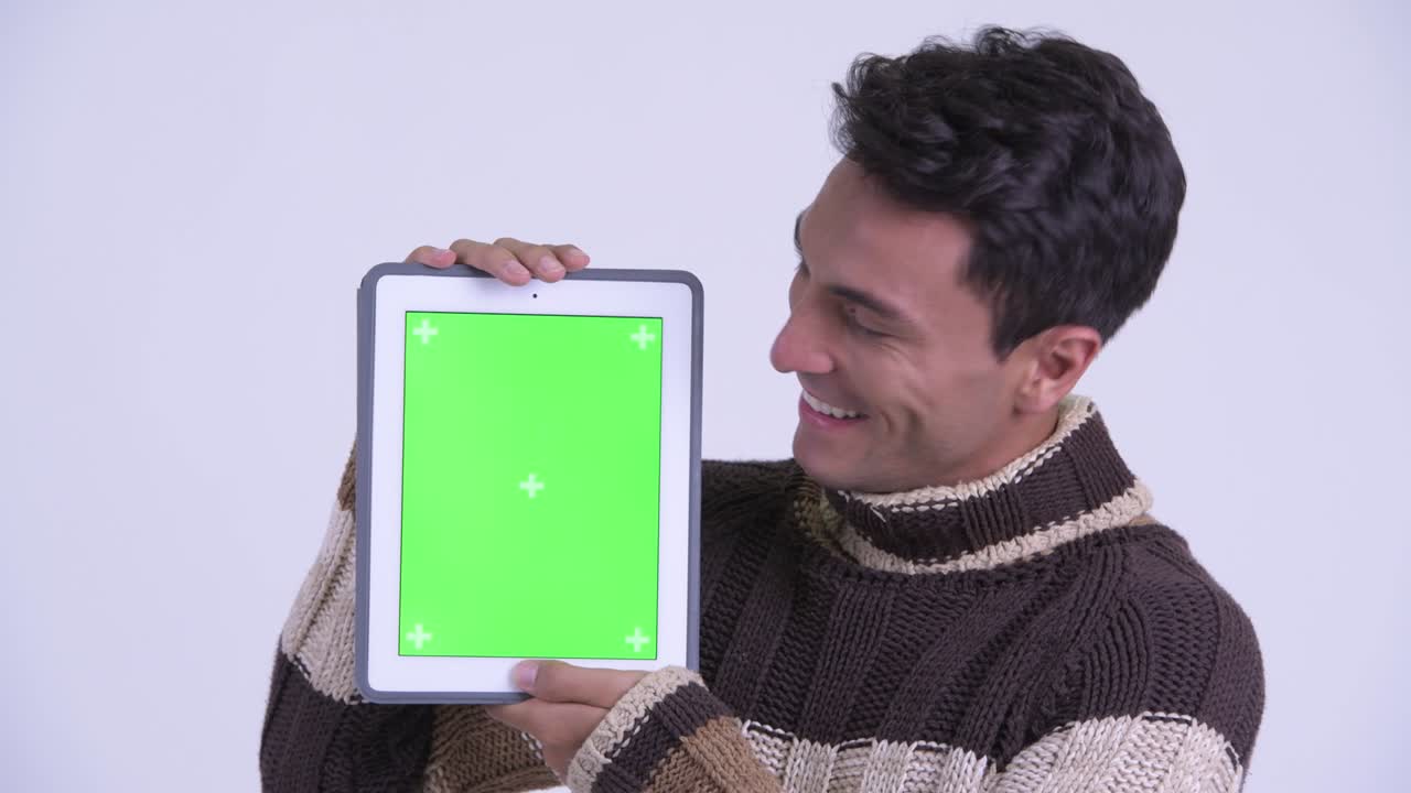 젊은 잘생긴 히스패닉 남자가 겨울을 준비하고 있습니다.