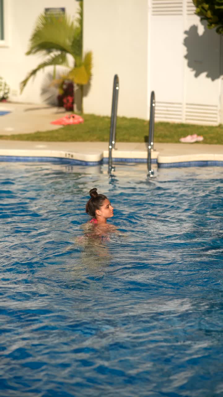 una adolescente nadando en una piscina