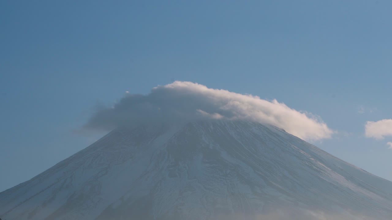 el nevado monte fuji con una suave cubierta de nubes en un día despejado