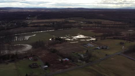 Drone-Vuela-Sobre-El-Valle-De-Las-Granjas-En-La-Región-Montañosa-De-Catskill-Temprano-En-La-Mañana