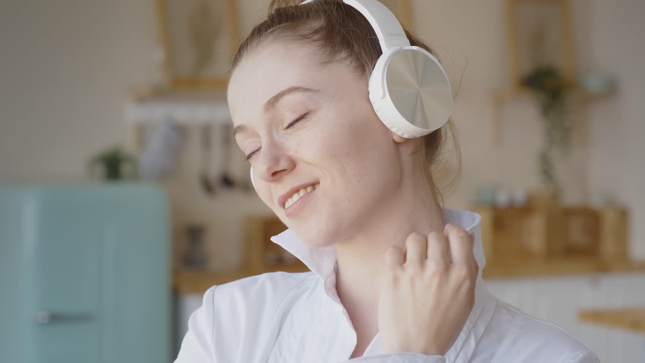 헤드폰 을 들고 음악 을 즐기는 여자