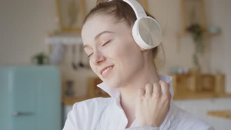 mujer disfrutando de música con auriculares
