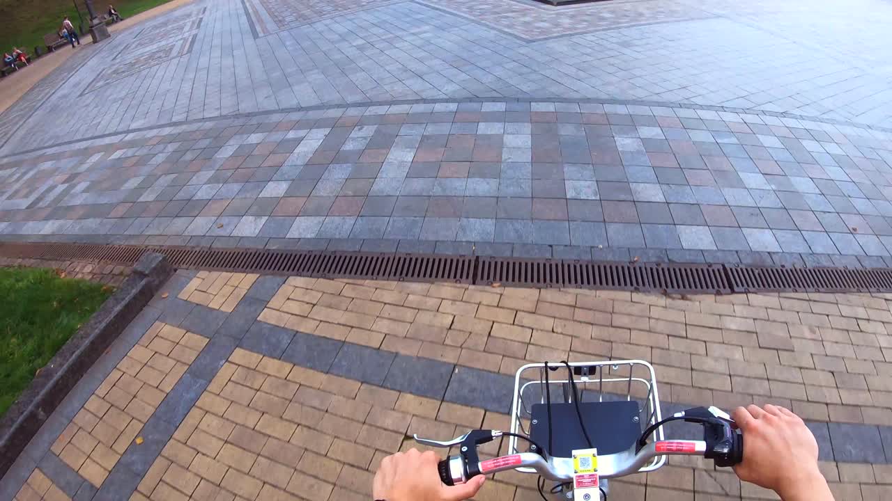 paseo en bicicleta en el parque de la ciudad