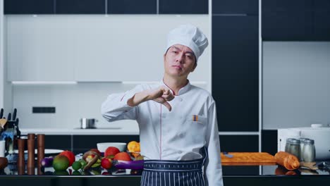 chef dando un pulgar hacia abajo de desaprobación