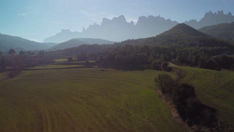 Vista-Panorámica-De-Campos-Verdes-Y-Montañas-En-La-Región-De-Marganell-De-Barcelona,-España.